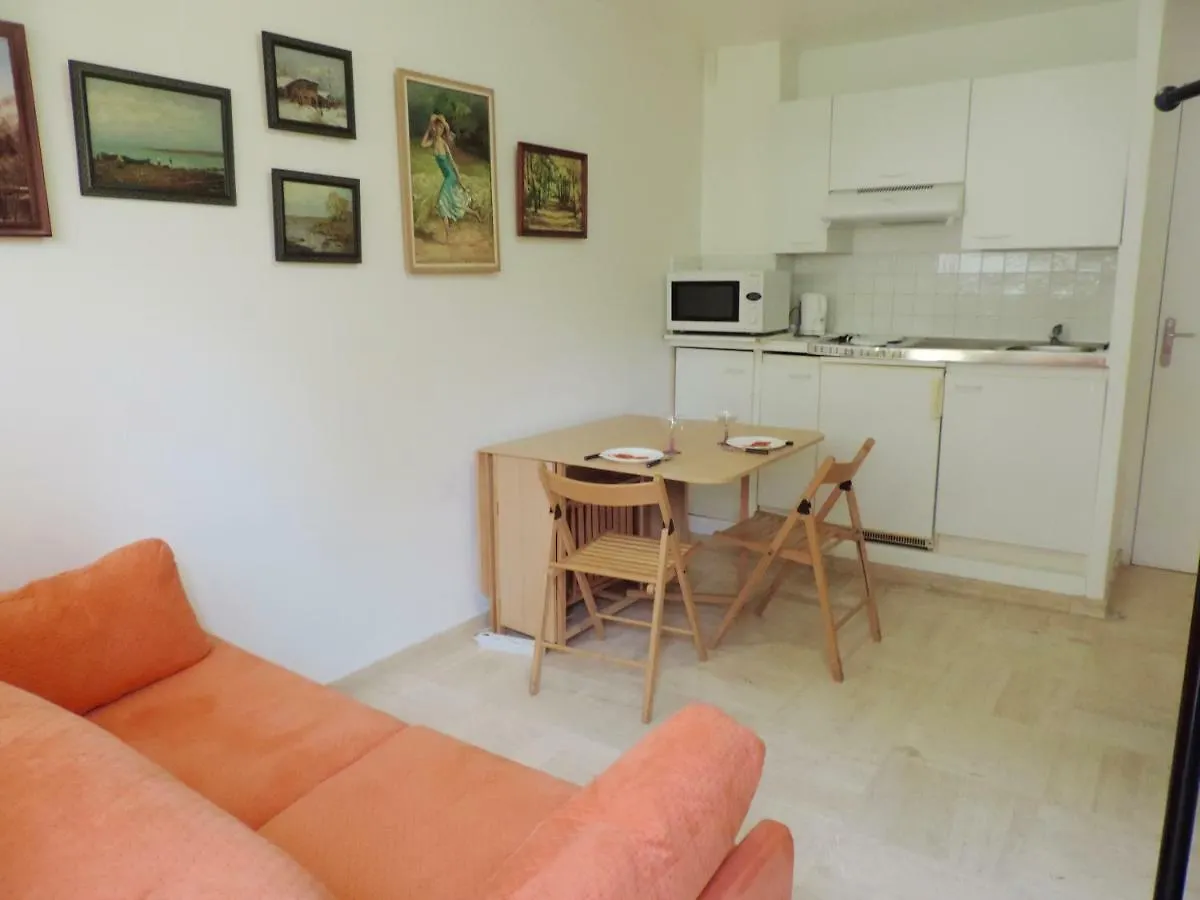 #Pacagroom# Studio Alexandre III Cannes 0*,  Francia